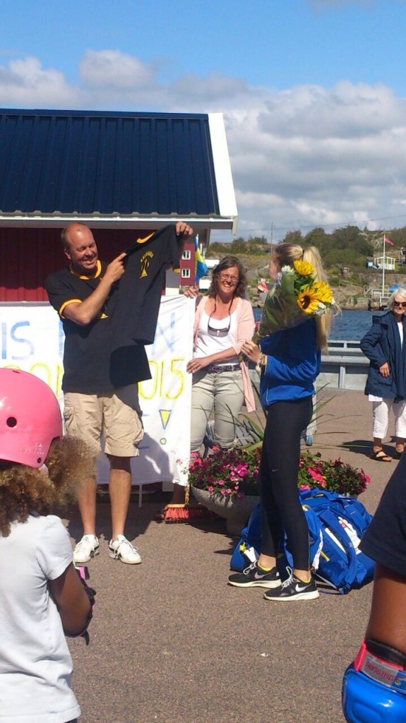 Ordförande för Kalvsunds IF överlämnar blommor och presenter